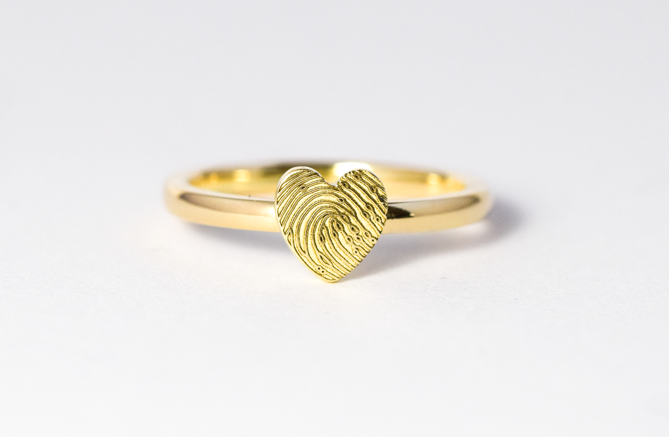 Hart ring geel goud met vingerafdruk door goudsmid Teun van de Vorst Wijchen atelier