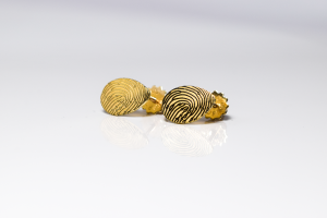 Oorbellen geelgoud met vingerafdruk handgemaakt goudsmid Teuns Design Wijchen