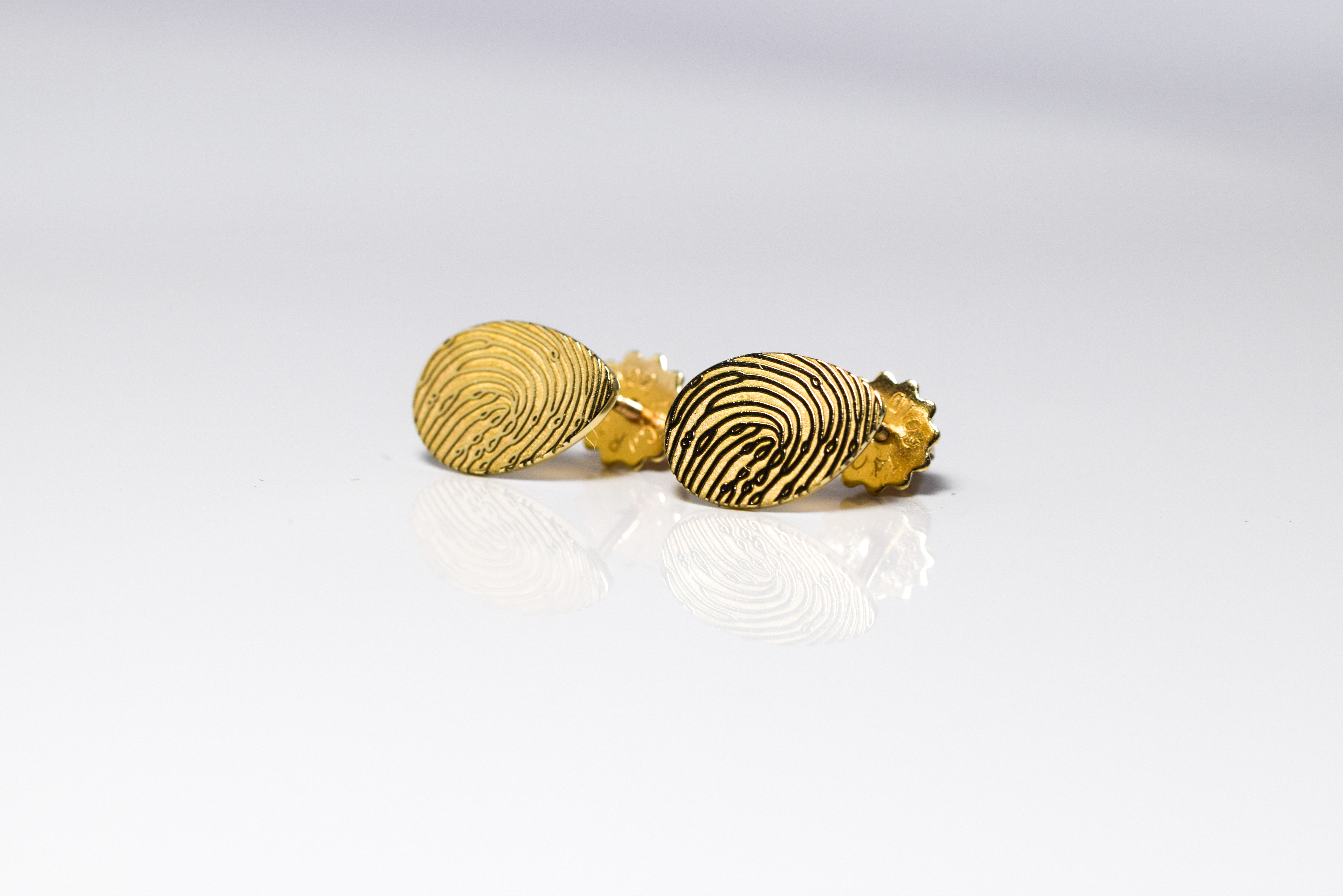 Oorbellen geelgoud met vingerafdruk handgemaakt goudsmid Teuns Design Wijchen